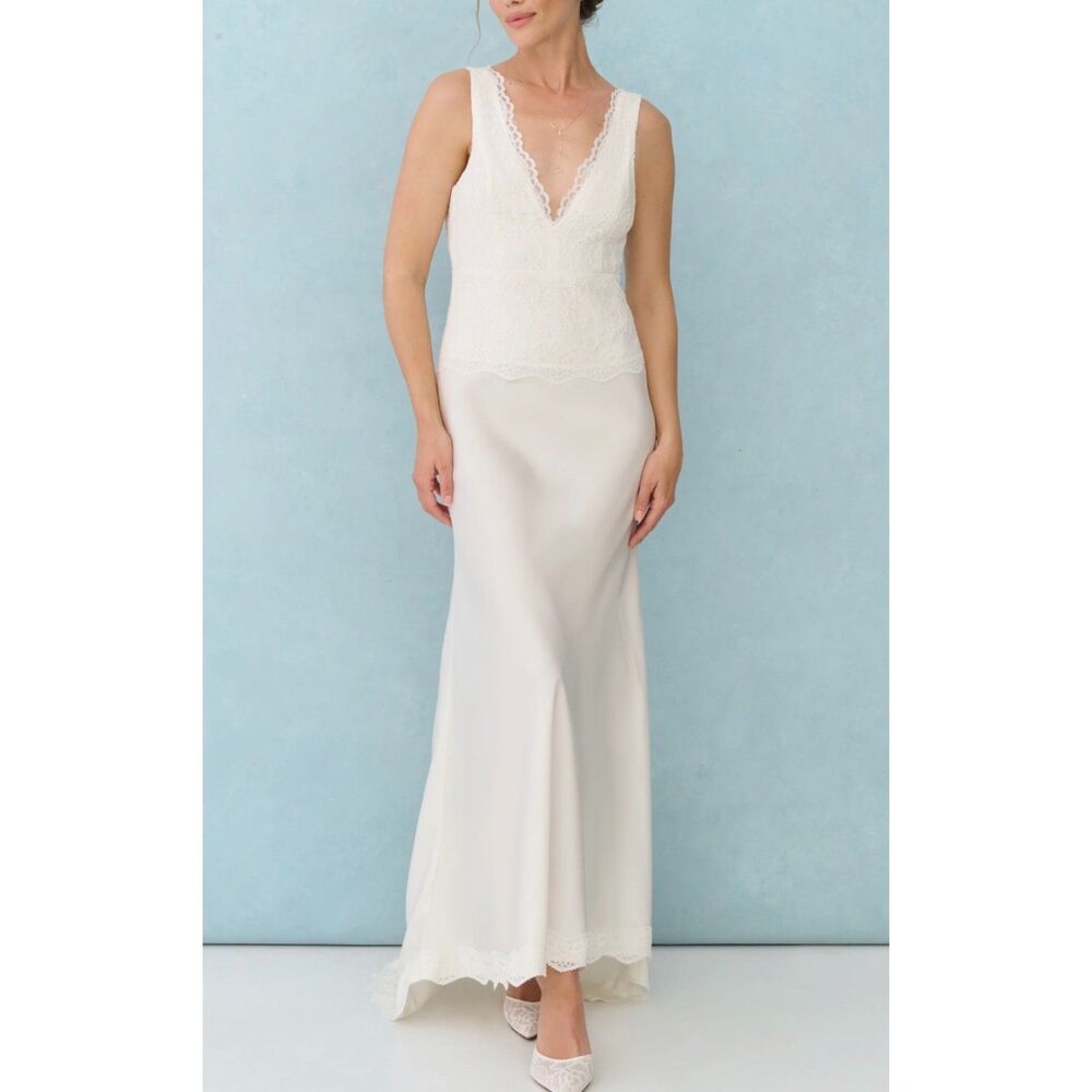 Few Moda x Little White Looks Anna Dress White Lace V-Neck Gown 10 NWT